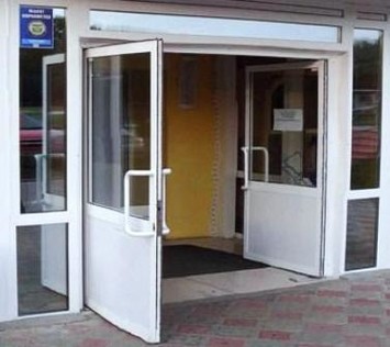 Алюминиевые маятниковые двери и входные группы